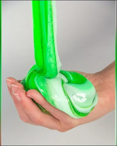 Ton ami rentre chez toi et te propose de faire une mauvaise blague à quelqu'un : remplacer son shampoing par du slime. Que fais-tu ?