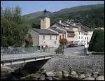 Station thermele et station de sports d'hiver, gaie et pimpante en t. Lieu idal pour dcouvrir la rgion. Sur la place du Breilh, de la vapeur signale le bassin de Ladres (source d'eau chaude).