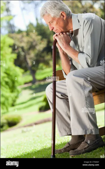 Ta journée commence : tu vas en cours, et tu vois un vieux monsieur assis sur un banc tout seul avec un sac de courses dans ses mains. Il a l'air un peu triste tout seul. Tu es partie en avance aujourd'hui et tu as une demi-heure pour parler avec lui. Que fais-tu ?