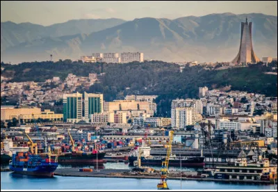 Quelle est cette ville en A, capitale et plus grande ville d'Algérie ?