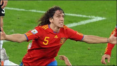 Carles Puyol est un footballeur mythique du Futbol Club Barcelona. Dans quel poste n'a-t-il jamais évolué ?