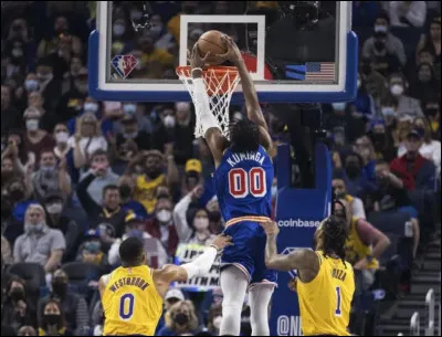 Comment s'appelle cette façon de marquer un panier au basket ?