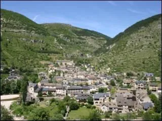 Class parmi les plus beaux villages de France, au fond des gorges du Tarn, entre la Causse mjan et le Causse de Sauveterre :