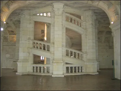 Élaboré à partir des croquis de Léonard de Vinci, cet escalier à double révolution orne l'un des châteaux français les plus célèbres du XVIe siècle !