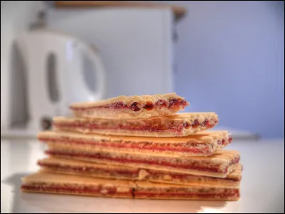 ''La Paille d'or'' est une gaufrette fourrée à la framboise fabriquée par quelle biscuiterie nantaise célèbre ?