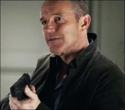 Quel acteur incarne Phil Coulson ?