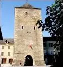 Cette ancienne bastide est enserre par un boulevard circulaire. Une place  arcades, la porte Haute, grosse tour carre, l'glise du 12e s. , vieilles pierres et lauzes, c'est...