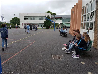 Dernier jour de classe. Ton groupe d'amis s'ennuie dans la cour, et tu trouves ça bête pour un dernier jour !
Que fais-tu ?