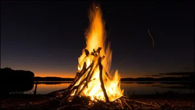 Autour de quoi est-il coutume de se réunir pour fêter la Saint-Jean ?