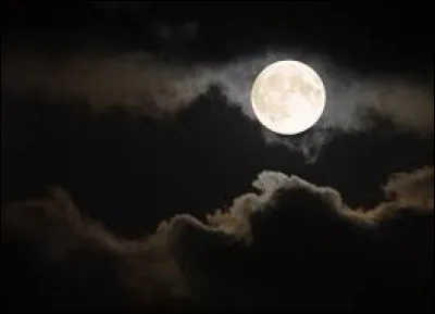 La Lune est à 384 400 kilomètres de la Terre.