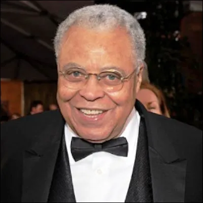 Pour quelle activité James Earl Jones a-t-il été notable dans la saga "Star Wars" ?