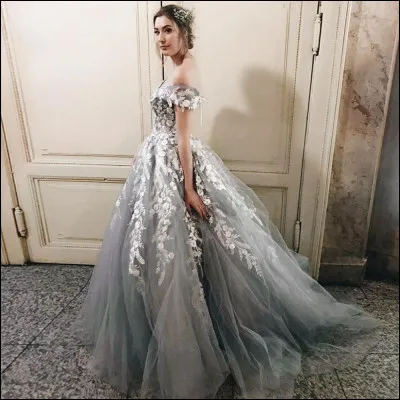 Pour commencer, quand tu es invitée à une fête, quelle robe mets-tu ?