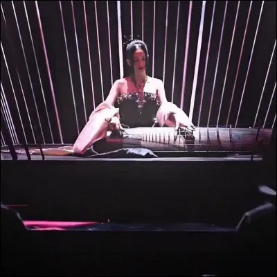 Quel est l'instrument dont Jisoo joue au début du M/V ?