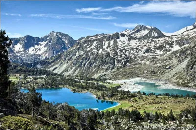 Chaîne de montagnes entre la France et l'Espagne. Ce sont les...