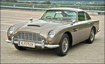 Qui pilotait habituellement cette Aston Martin DB 5 sur les écrans ?