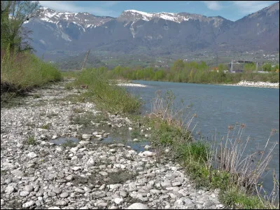 C'est le grand cours d'eau qui traverse les Alpes du nord ; long de 286 km, il prend sa source à 2 900 mètres d'altitude dans le massif de la Vanoise, parcourt le Sillon alpin et arrose Grenoble avant de rejoindre le Rhône :