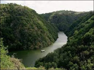 Cette rivière, longue de 380 km, prend sa source à 1560 m sur le mont Lozère, coule vers le sud-ouest, arrose Millau et rejoint la Garonne près de Montauban :