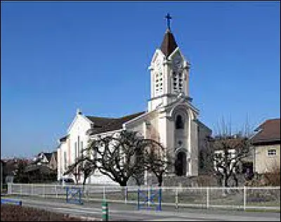 Pour commencer notre balade, je vous emmène en Bourgogne-Franche-Comté, à Fresches-le-Châtel. Ville de l'aire urbaine Montbéliardaise, elle se situe dans le département ...