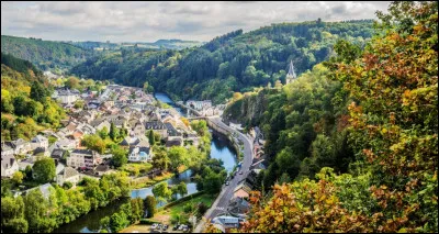 Avec le luxembourgeois et le français, quelle est la troisième langue officielle du Luxembourg ?