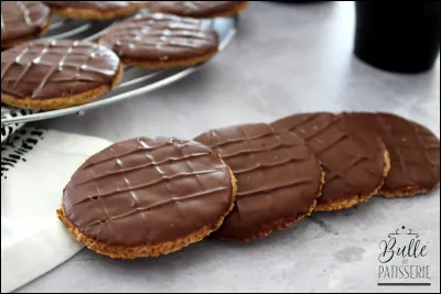 Quels sont ces sablés nappés de chocolat ?