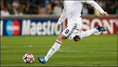 Pendant un match de football comment appelle-t-on la courbe faite par le  ballon qui arrive sur la tête d'un joueur ? - Quora