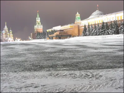 Musique : Dans une chanson de Gilbert Bécaud, comment se prénomme la guide qui lui fait visiter Moscou ?