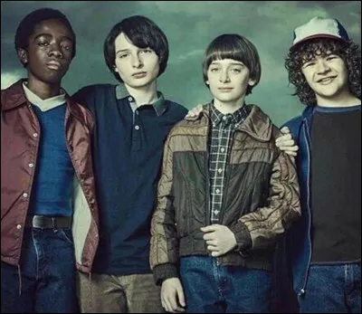 À quel jeu jouent Lucas, Will, Mike et Dustin au début de lépisode 1 saison 1 ?