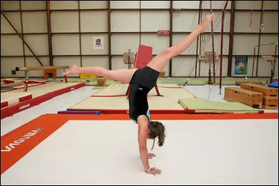 Stéphanie regarde avec attention cette jeune fille. Quel sport pratique-t-elle ?