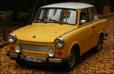 Fabriquée pendant trois décennies, cette petite voiture à la ligne austère et au matériau de carrosserie insolite est devenue un véritable emblème de la ville de Berlin et de son héritage communiste avec une large part de la production circulant encore. Quel est ce modèle ?