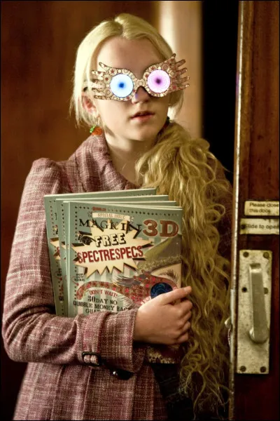 Quel surnom les élèves donnent-ils à Luna Lovegood ?