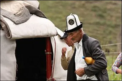 Depuis 2011, ce couvre-chef est considéré de fait comme un symbole national chez les Kirghizes. Il a pour nom...