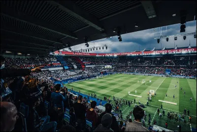 C'est un stade emblématique situé à Paris. C'est le domicile du Paris Saint-Germain, l'un des clubs de football les plus renommés d'Europe. Avec une capacité de près de 48 000 spectateurs. Quel est son nom ?