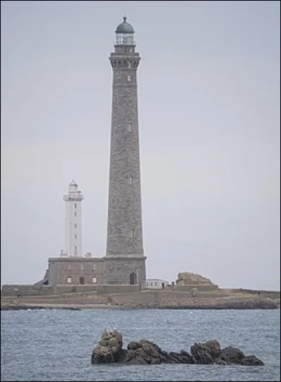 Quel est le plus haut phare de France avec 82,5 m ?