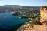 Un spectaculaire amphithtre rocheux, entre les falaises rougeoyantes de cap Canaille et les criques trs blanches des calanques. Des maisons de pcheurs et un AOC rput.