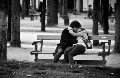 Qui chantait en 1953 "Les amoureux qui s'bécotent sur les bancs publics" ?