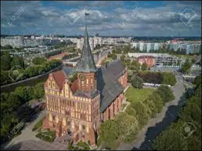 Dans quel pays se trouve aujourd'hui Königsberg, ancienne ville allemande et capitale de la Prusse orientale ?