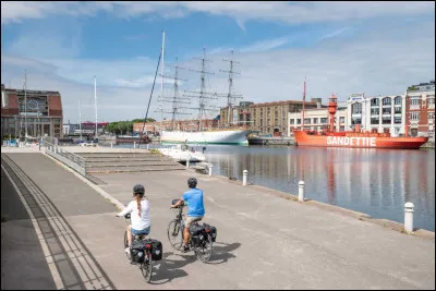 Pour commencer, je vous emmène à Dunkerque, une ville située au sommet des Hauts-de-France. Mais quel événement traditionnel et célèbre fête-t-on dans cette ville chaque année ?