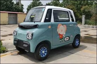 Je n'ai pas trouvé le nom de cette voiture chinoise mais elle la copie conforme de la ...