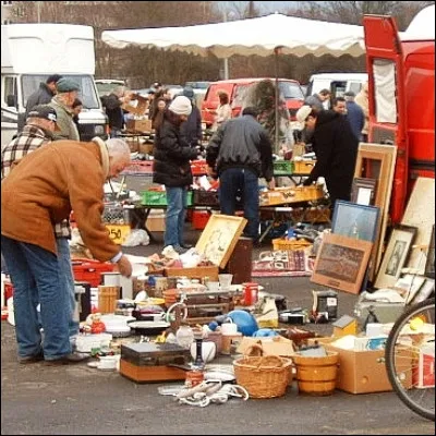 Quel marché doit son nom aux insectes qui pulluleraient dans les vêtements qui y sont vendus ?