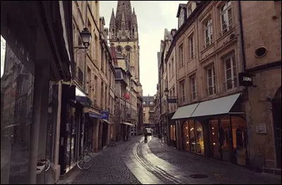 Quel surnom est souvent attribué à la ville de Caen ?