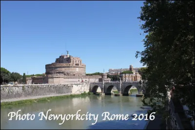 Saint-Ange est une forteresse construite en l'an 139 à Rome sur la rive droite du Tibre.