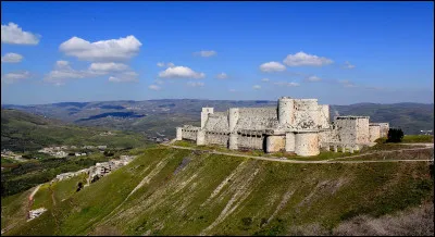 Après la tragique huitième croisade, le sultan mamelouk d'Égypte Baybars continua ses conquêtes au Proche-Orient. Il prit en février 1271 la forteresse templière de Chastel Blanc.
Du 3 mars au 8 avril 1271, il assiégea la forteresse de la photo ci-dessus, située dans l'ouest de la Syrie.
Quelle est son nom ?