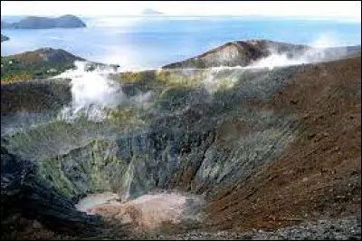 Où se trouve l'île de Vulcano ?