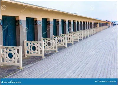 Quel nom donne-t-on à la promenade de Deauville ?