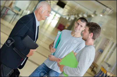 Situation 1 : tu as été absent(e) en cours pendant une semaine, et dois aller rattraper les cours auprès du prof. Que fais-tu ?