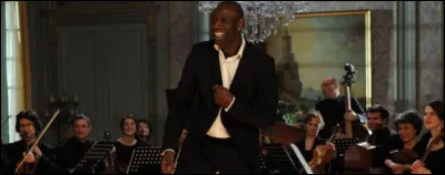 Dans quel film peut-on voir Omar Sy danser sur une musique du groupe Earth, Wind and Fire ?