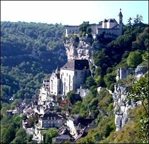 Le villages de Rocamadour ( Lot ) est clbre pour son plerinage et ses fromages de :