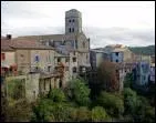 Dominant le confluent de la Dure et de l'Alzeau, ce village de pierres sches du Cabards s'affirme firement comme le village du livre.