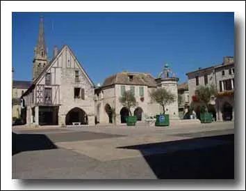 Cette bastide du sud de la Dordogne, traversée par le Dropt, est surnommée "le trou des Anglais" :