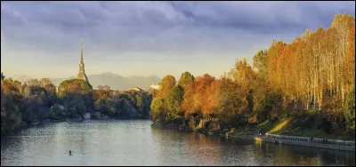 C'est le plus long fleuve italien avec 652 km ; il prend sa source dans les Alpes, au pied du Monte Viso, à 2 022 mètres d'altitude, arrose Turin et se jette dans la mer Adriatique en formant un vaste delta : c'est l'/la/le ...